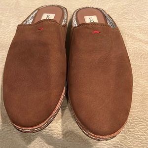 NWOT Fun ED comfy swede mules